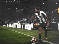 IM电竞官网首页-当篮球之光闪耀德甲之夜，布克的生涯传奇与足球争冠的奇妙共鸣