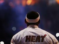 IM竞技体育平台-字母哥狂轰50+却难救主，76人硬仗取胜雄鹿展现韧性