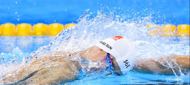 IM电竞官网首页-羽坛巅峰对决，石宇奇统治全场，法国队鏖战韩国队展团队韧性