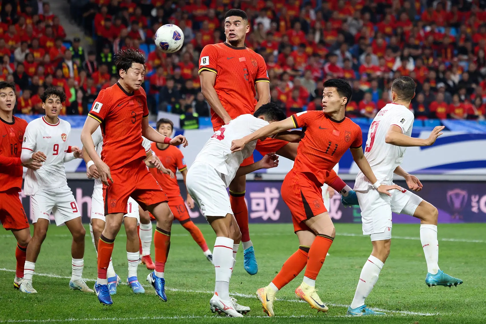 足球界瞩目战队实力出众，连续击败对手！的简单介绍