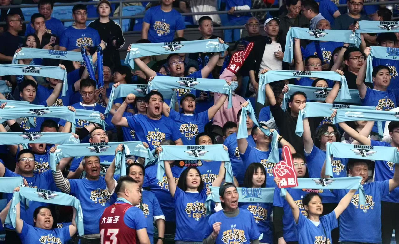 球迷助威声震现场，队伍士气高涨的简单介绍