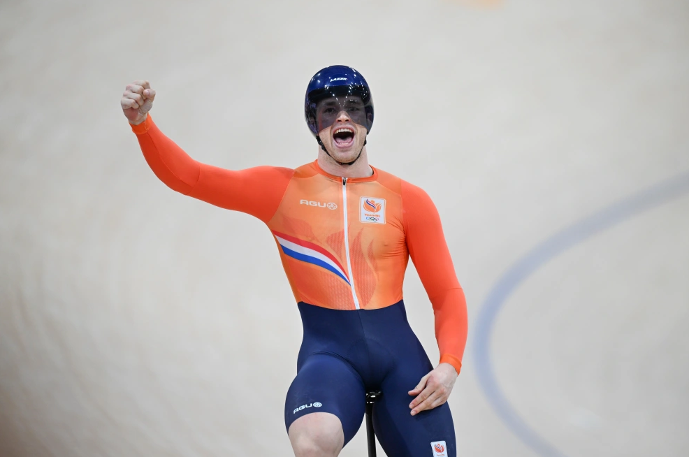 荷兰选手在自行车比赛中领先取胜