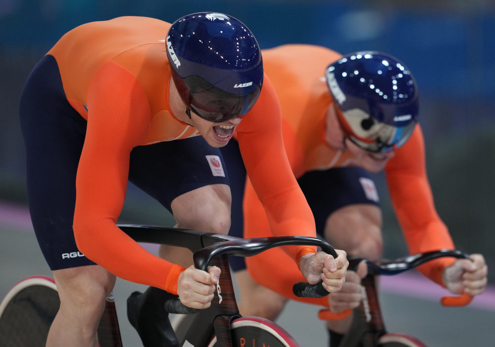 荷兰选手在自行车比赛中领先取胜