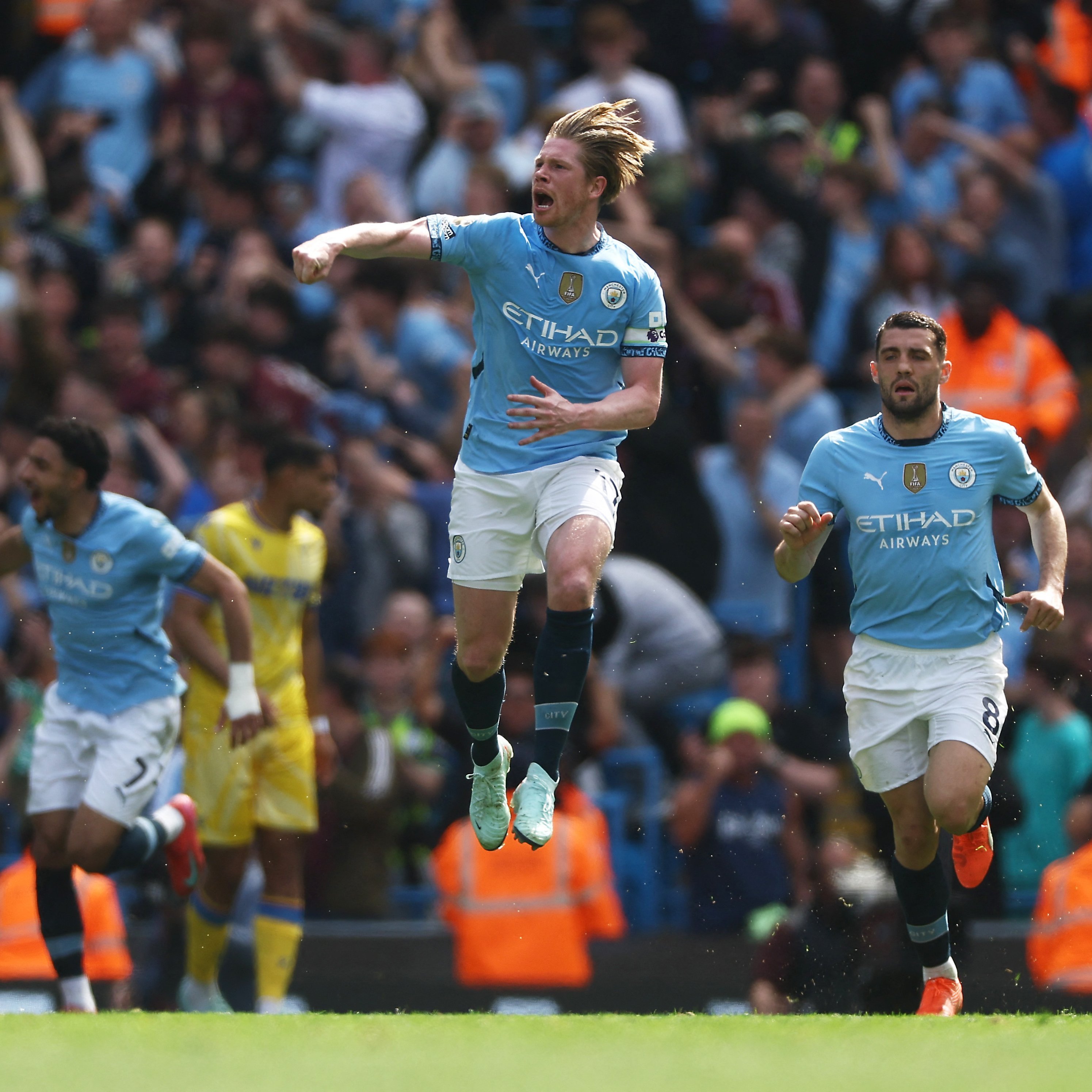 曼城全队士气高昂，主场击败对手守住宝座的简单介绍