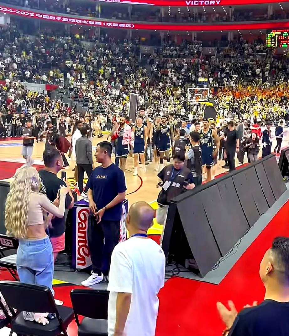 关于球队主场气氛火爆，助威声不绝于耳的信息