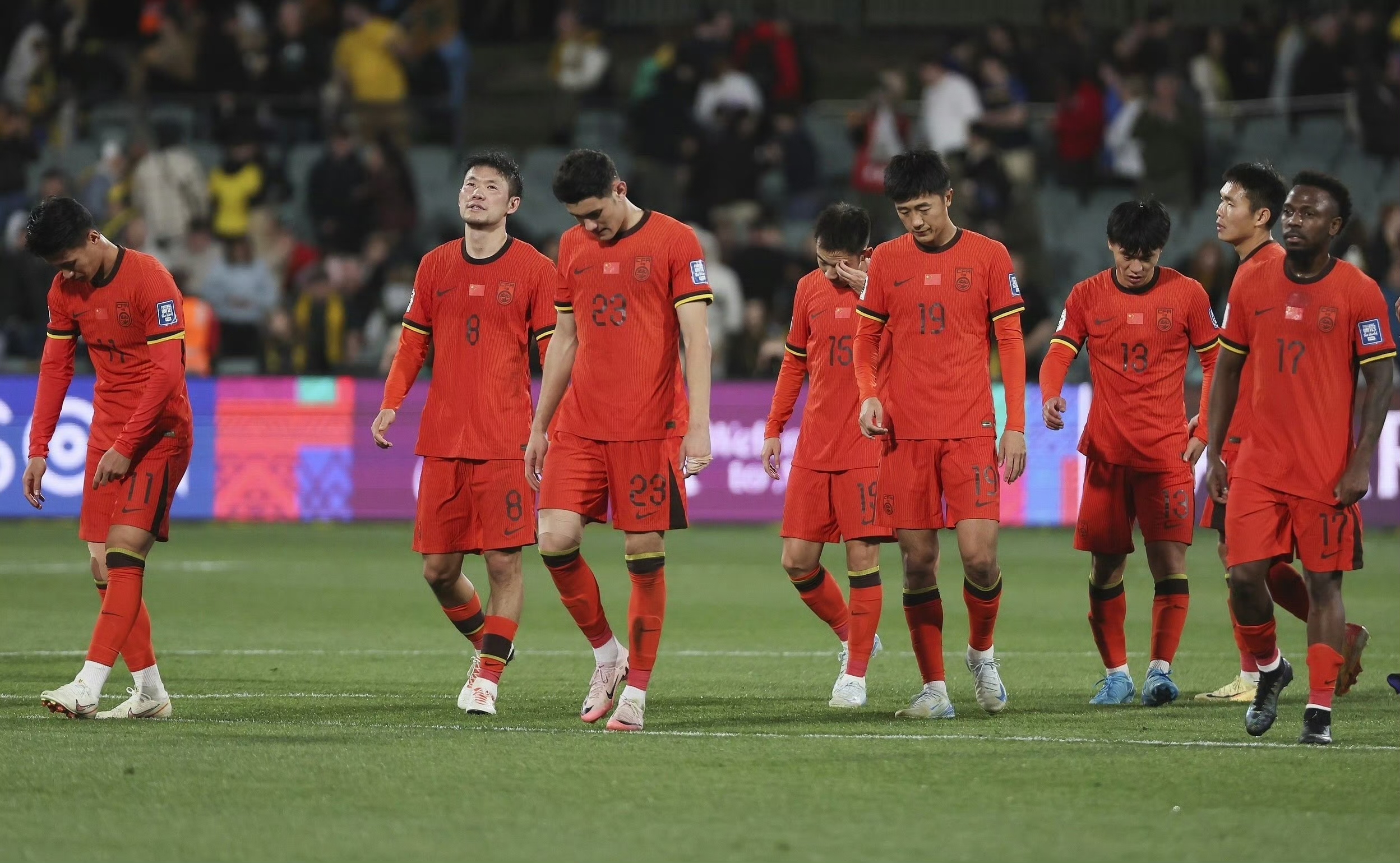 包含战胜苦战，国脚展现顽强实力锁定顶级席位的词条