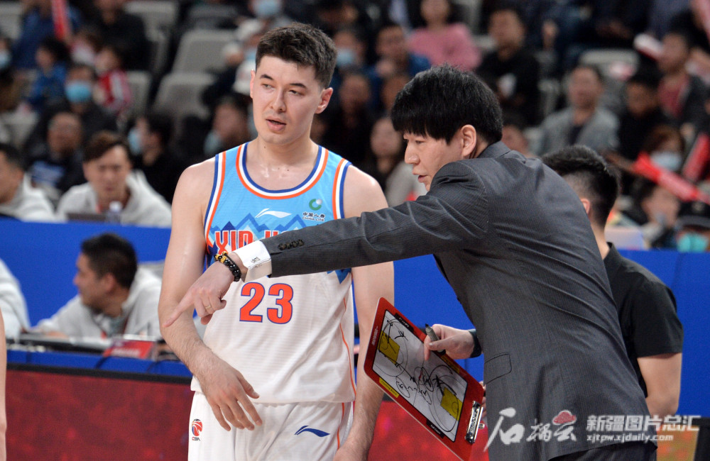 关于重庆男篮主场团结一心，取得胜利的信息