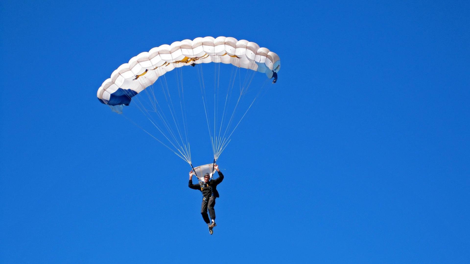 F1街道赛之夜，小贾伦如何一手掌控比赛走势